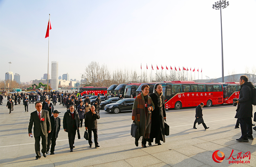 會前，代表委員步入天津禮堂。人民網記者 崔新耀攝