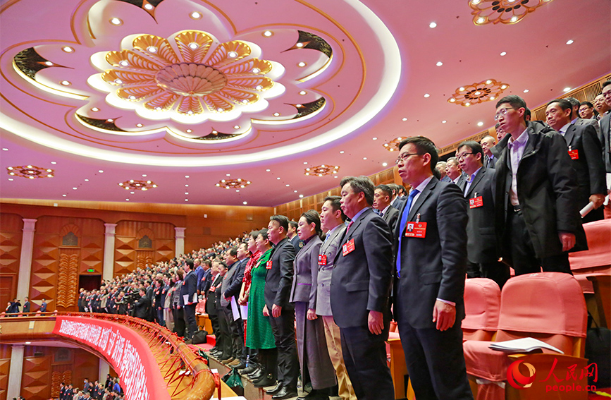 代表委員起立唱國歌。人民網記者 崔新耀攝