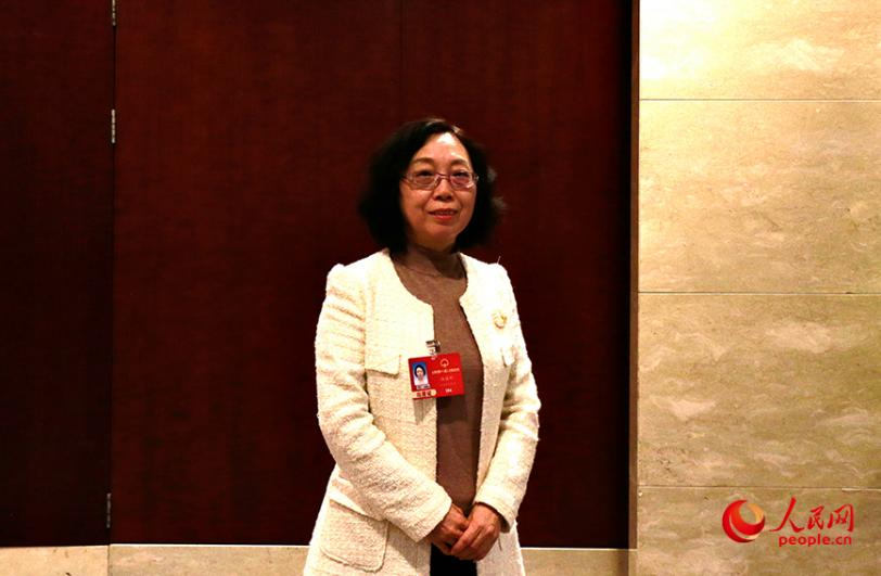 天津市人大代表、第五中學教師鐵麗彬接受人民網採訪。人民網記者 陶建攝