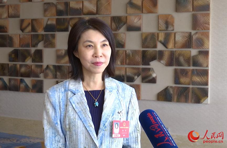 天津市人大代表、惠靈頓天津校區校長楊洋接受人民網採訪。人民網記者 陶建攝