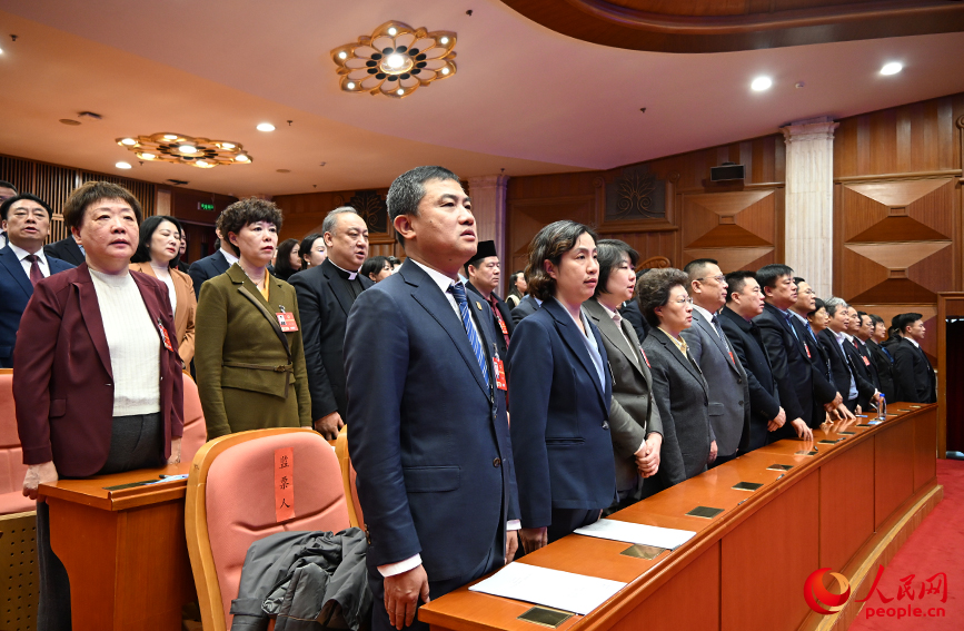 政协委员齐唱国歌。人民网记者 孙一凡摄