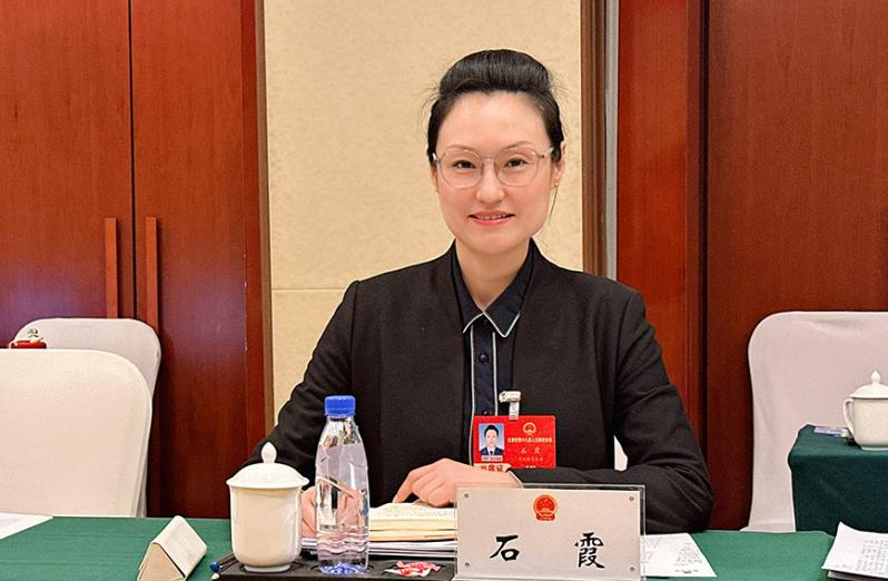 天津市人大代表、天津市公交集团第一客运有限公司五路车队驾驶员石霞接受人民网采访。受访者供图