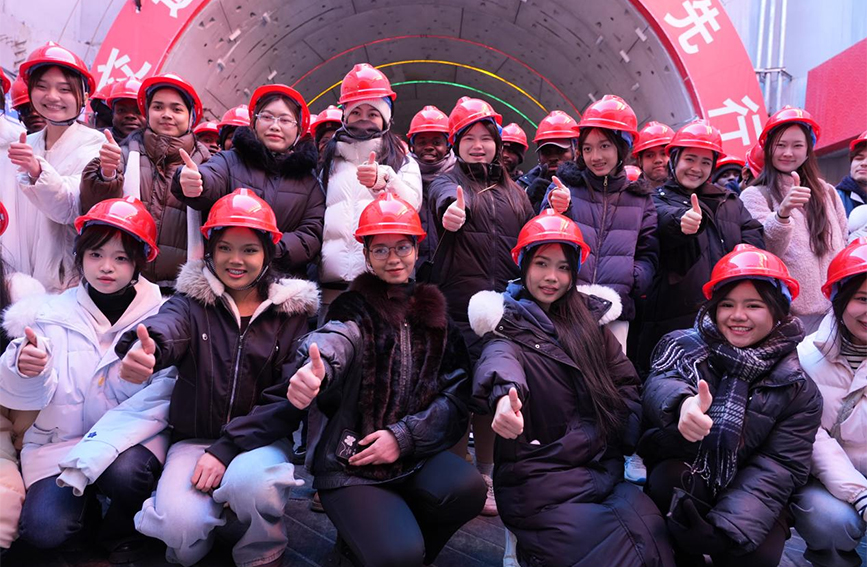 参观施工现场。中国民航大学供图