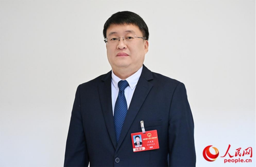 天津市人大代表，靜海區第二中學黨總支書記、校長盧鳳臣接受人民網採訪。人民網記者 孫一凡攝