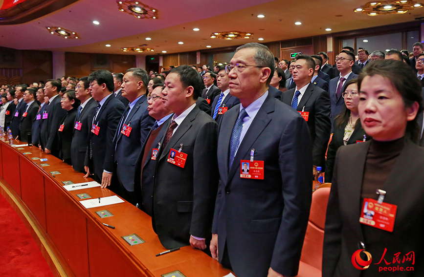 人大代表齊唱國歌。人民網記者 崔新耀攝
