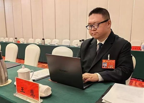 天津兩會期間，天津市人大代表、天津市盲人協會主席、北京中銀（天津）律師事務所律師王慧使用讀屏軟件瀏覽政府工作報告。受訪者供圖