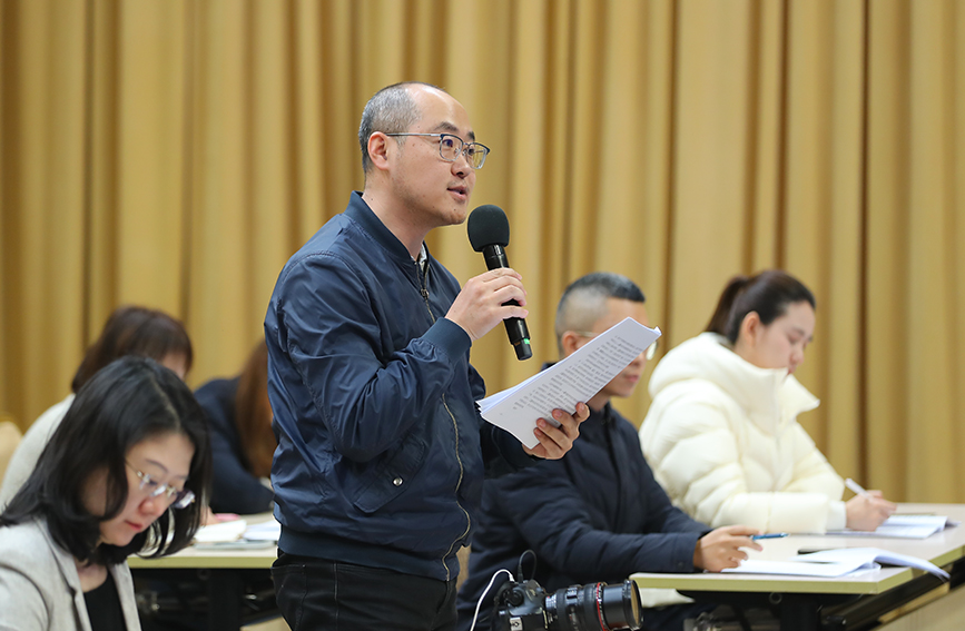 人民網記者在發布會進行提問。戴濤攝