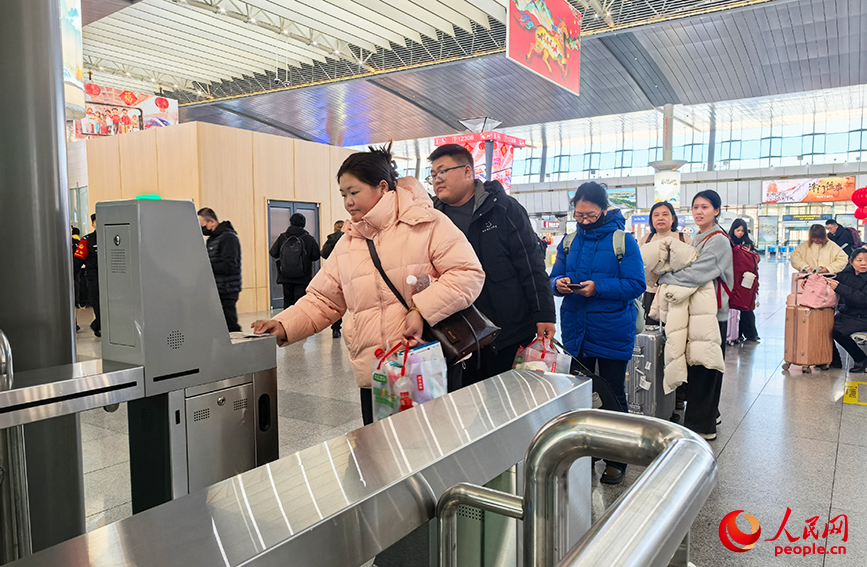 2026年春運首日，天津站內，旅客檢票乘車。人民網記者 陶建攝