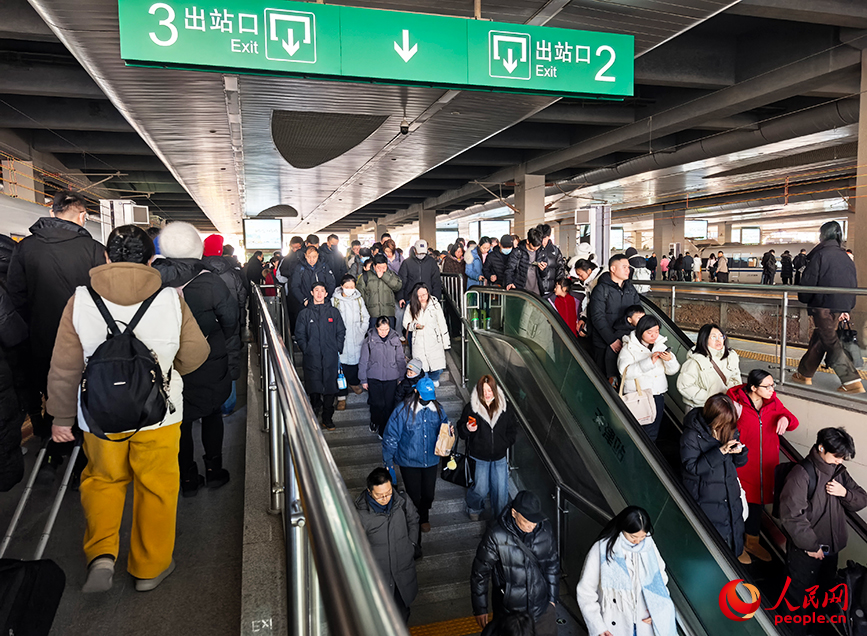 2026年春運首日，天津站內旅客下車出站。人民網記者 陶建攝