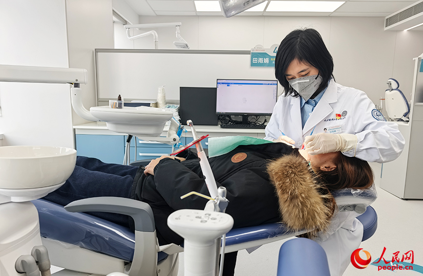 患者在天津醫科大學口腔醫院新門診樓就診。人民網記者 陶建攝