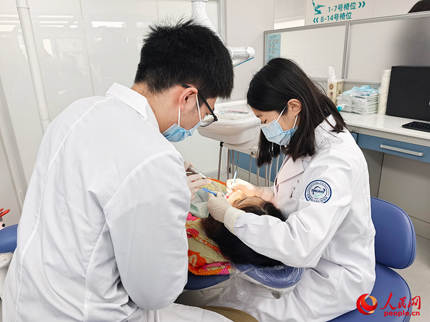 患者在天津醫科大學口腔醫院新門診樓就診。人民網記者 陶建攝