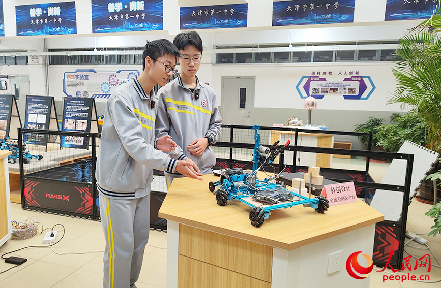 學生介紹“全地形勘探平台”的設計制作思路。人民網記者 郭維瑾攝