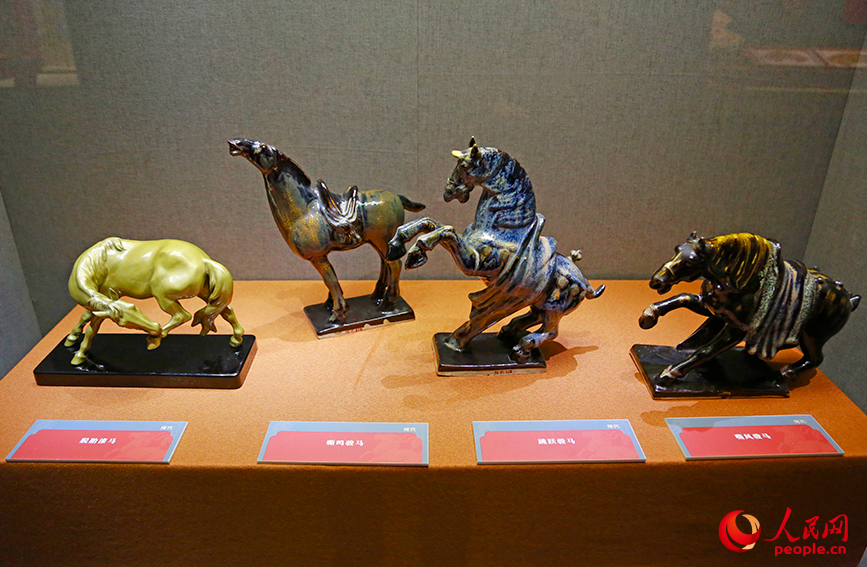 天津博物館展出的四匹“駿馬”。人民網記者 崔新耀攝
