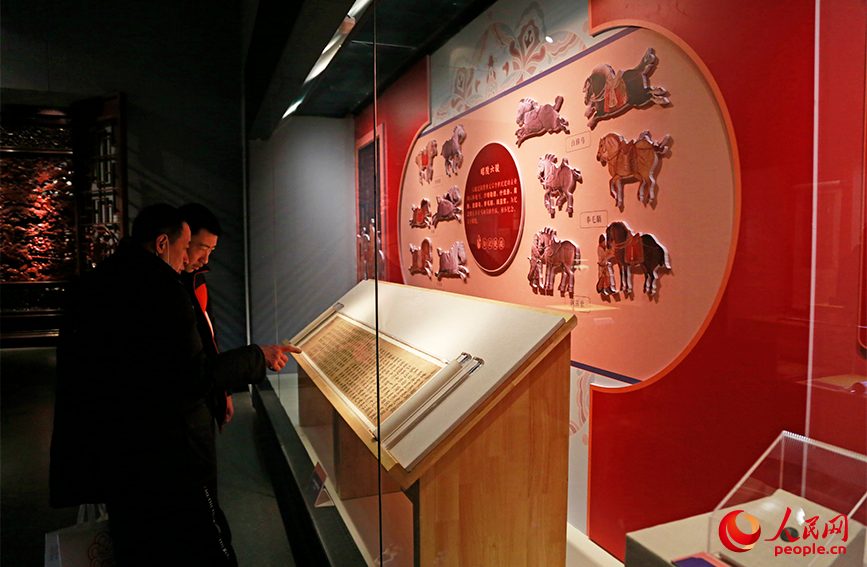 游客觀看天津博物館展出的“白蹄早騮蹄虎歌”。人民網記者 崔新耀攝