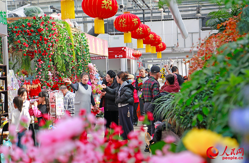 花卉市場內春意涌動，人流如潮。人民網記者 崔新耀攝