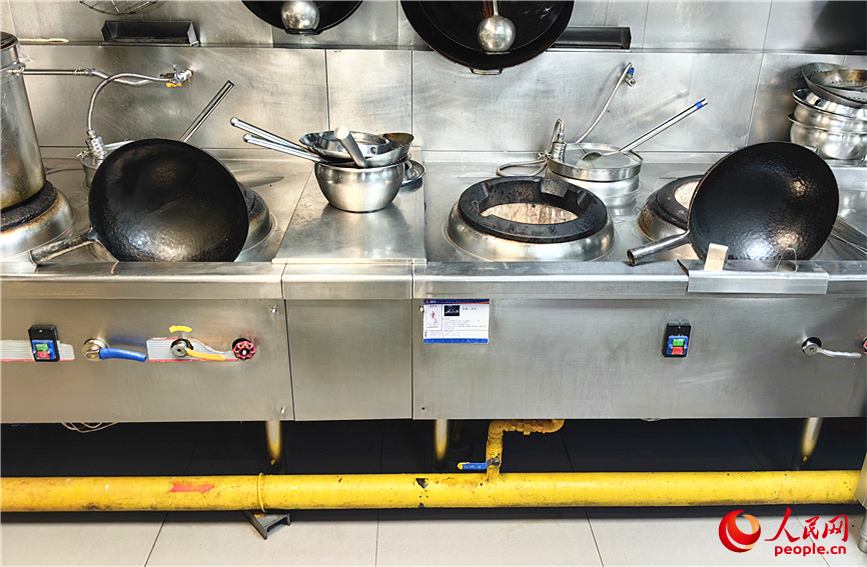 燃氣管道排布在后廚灶台下，無遮擋無踩壓。人民網記者 李丹攝