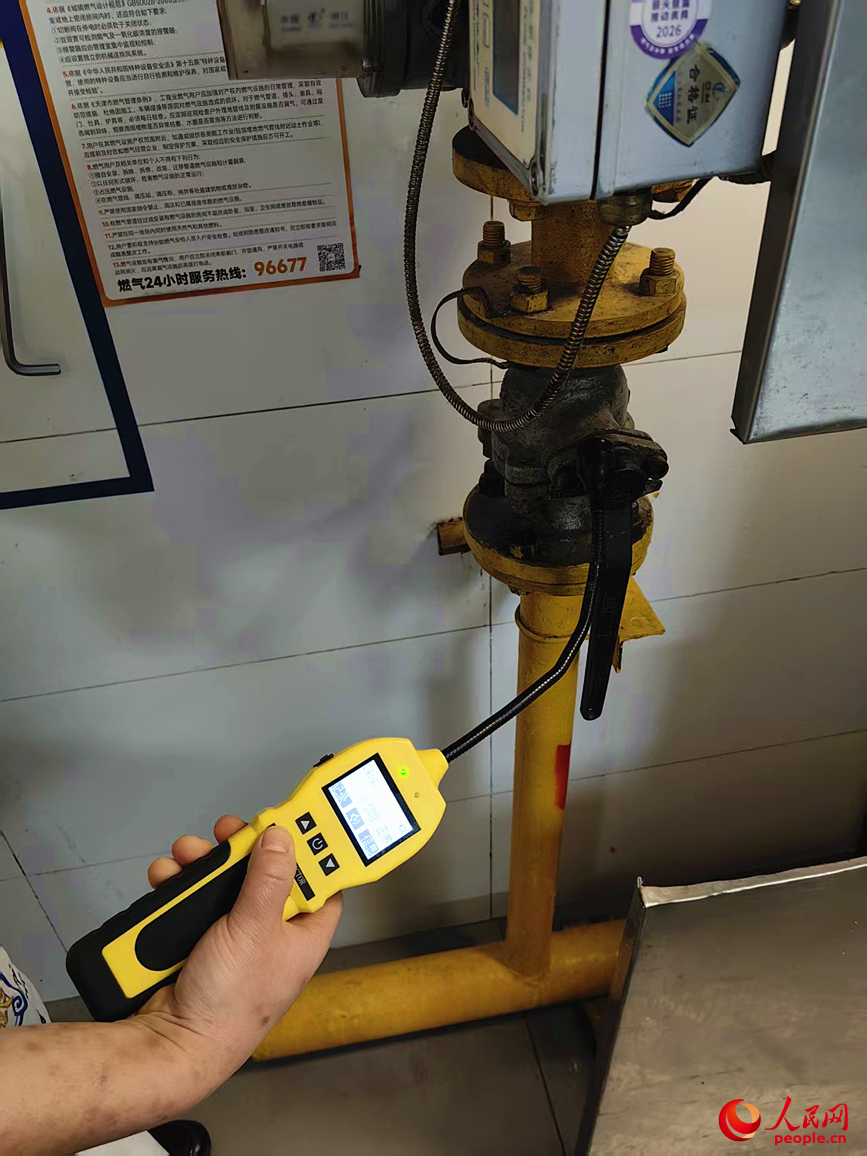 工作人員逐一排查燃氣管道、閥門等處。人民網記者 李丹攝