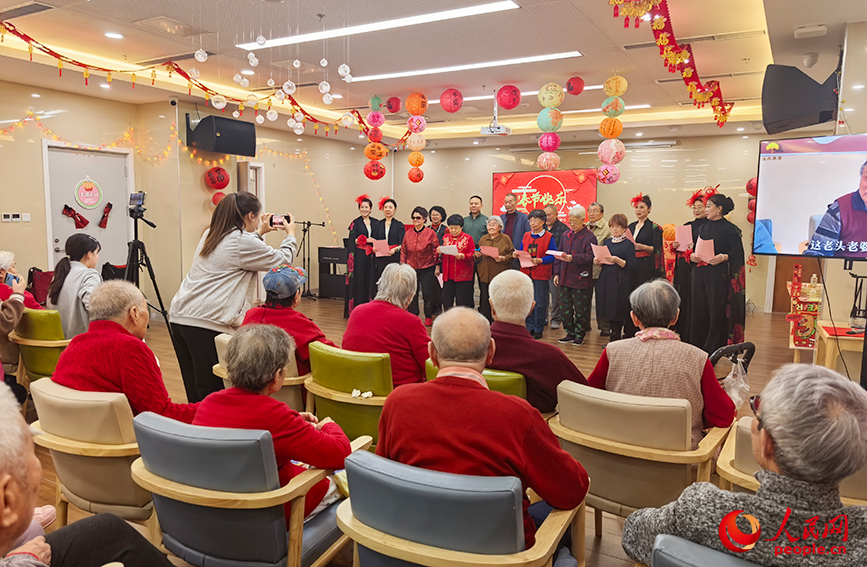2月10日小年當天，河西區養老院裡百余名老人與工作人員歡聚一堂，共慶佳節。人民網記者 陶建攝