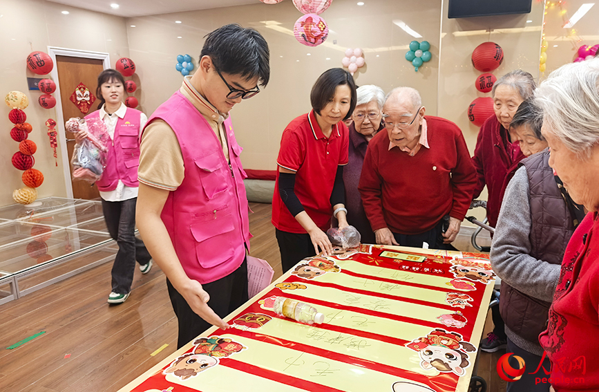 老人們做游戲慶佳節。人民網記者 陶建攝