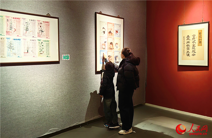 寒假期间，展厅里随处可见亲子观展的温馨画面。人民网记者 李丹摄