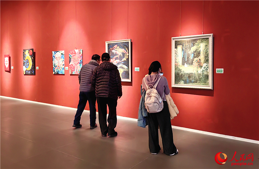 展廳內，一幅幅色彩明快、充滿童真的畫作依次排開，吸引游客仔細欣賞。人民網記者 李丹攝 
