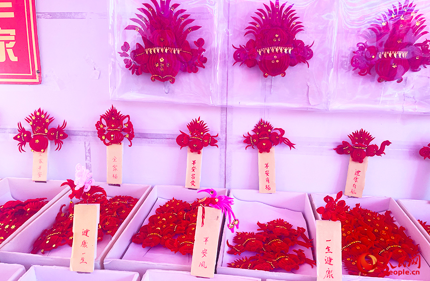 老天津卫过年，老人会头戴绒花，寓意红红火火。人民网记者 唐心怡摄