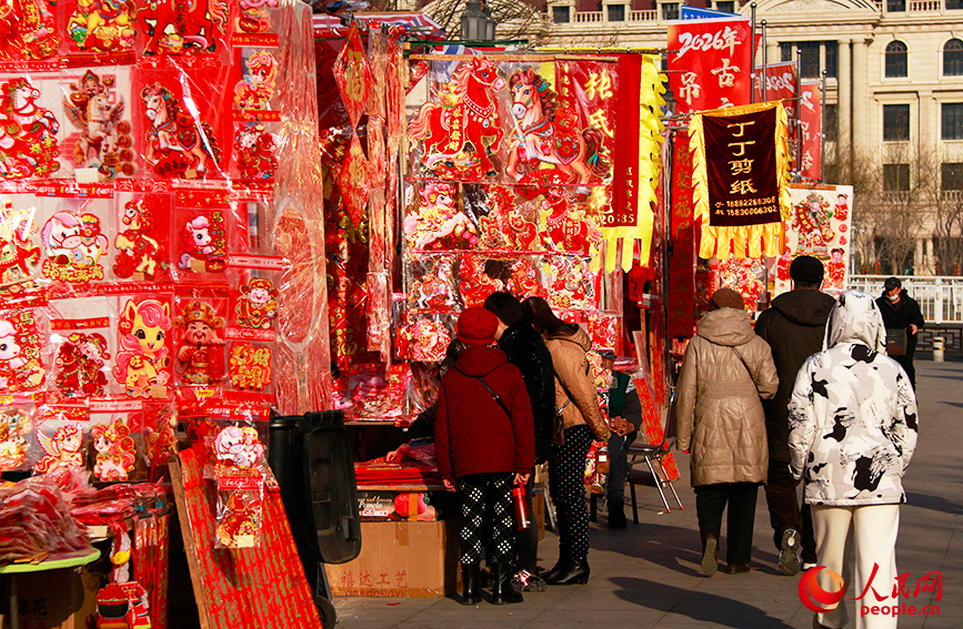 天津古文化街吊錢市集熱鬧迎春。人民網記者 唐心怡攝