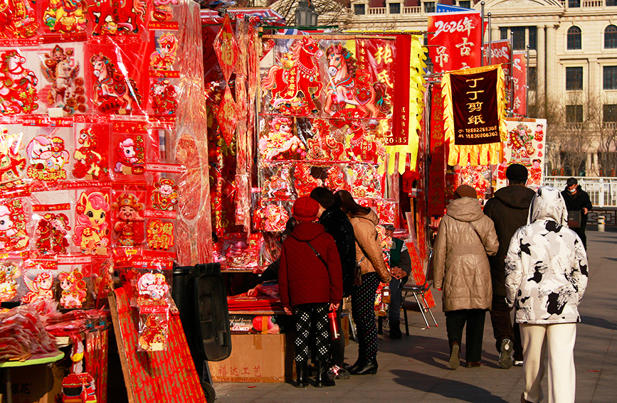 新春走基层丨吊钱映红古街 津味年俗闹春