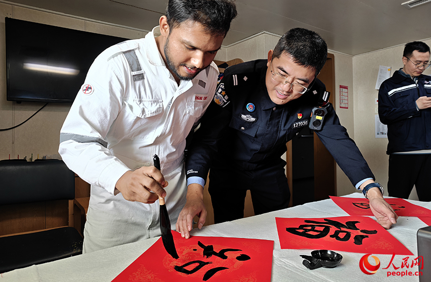 外籍船員寫下“福”字。人民網記者 孫一凡攝