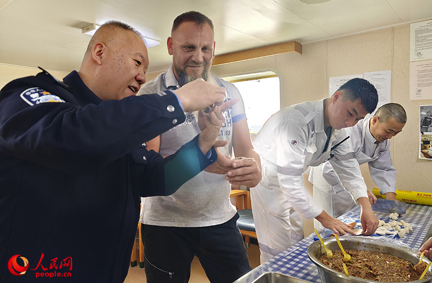 外籍船员和边检民警一起包饺子。人民网记者 孙一凡摄