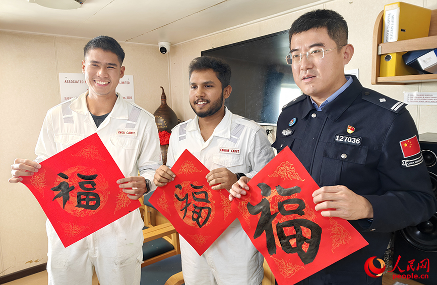 外籍船員展示自己寫的“福”字。人民網記者 孫一凡攝