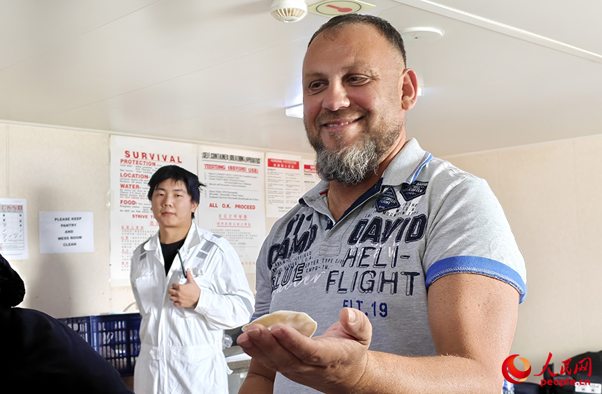 外籍船員展示自己包的餃子。人民網記者 孫一凡攝