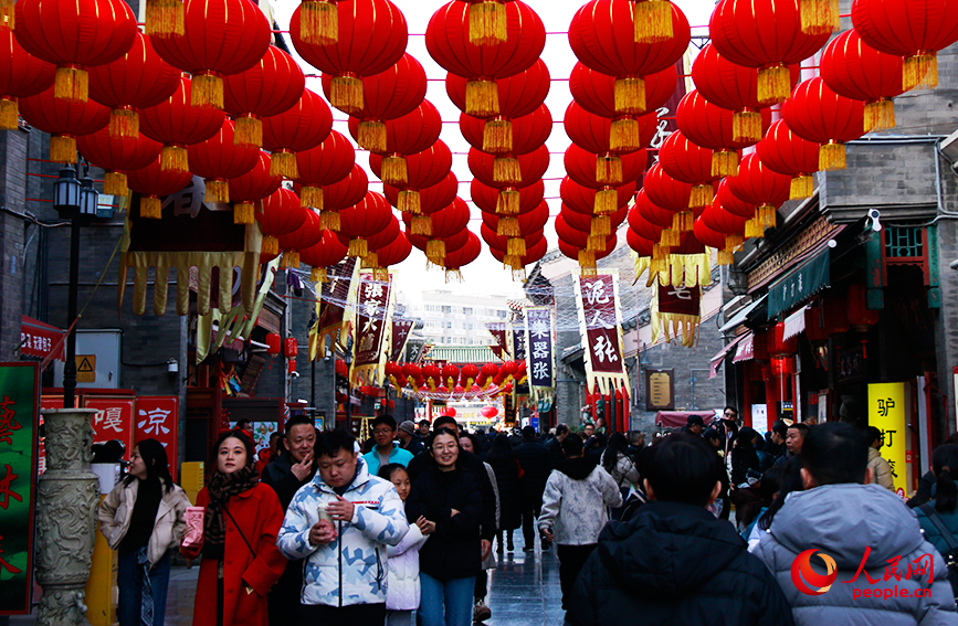 天津古文化街人潮熙攘，市民游客前來游玩。人民網記者 唐心怡攝