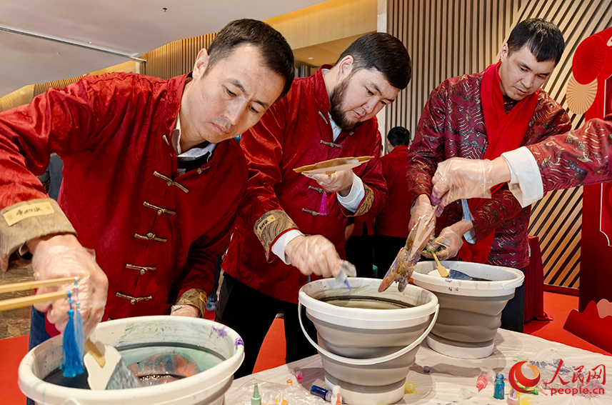 哈薩克斯坦阿斯塔納輕軌學員感受中國文化迎接馬年春節。人民網記者 陶建攝