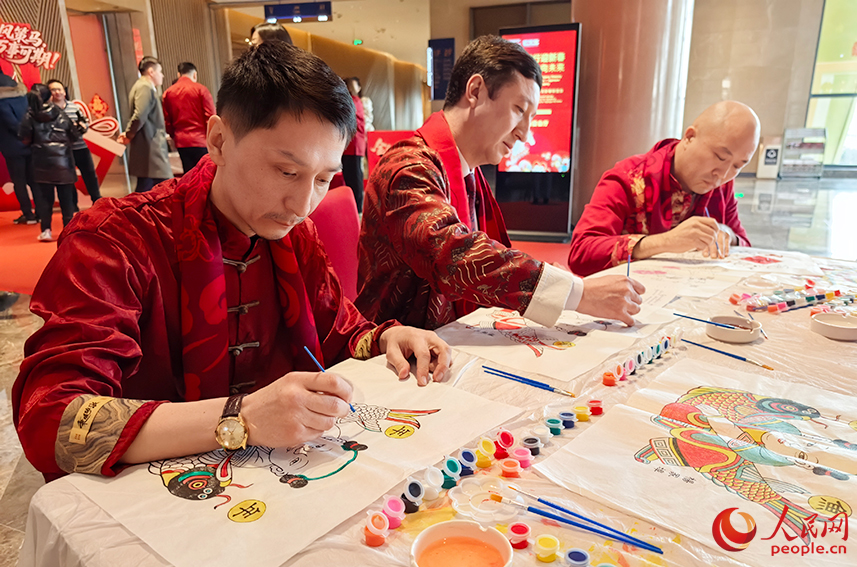 哈薩克斯坦阿斯塔納輕軌學員感受中國文化迎接馬年春節。人民網記者 陶建攝
