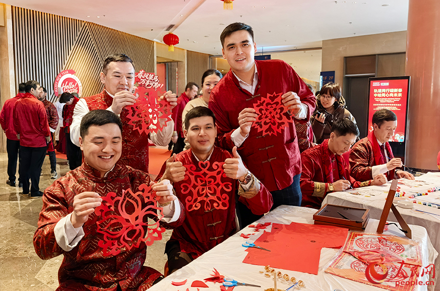 哈薩克斯坦阿斯塔納輕軌學員感受中國文化迎接馬年春節。人民網記者 陶建攝