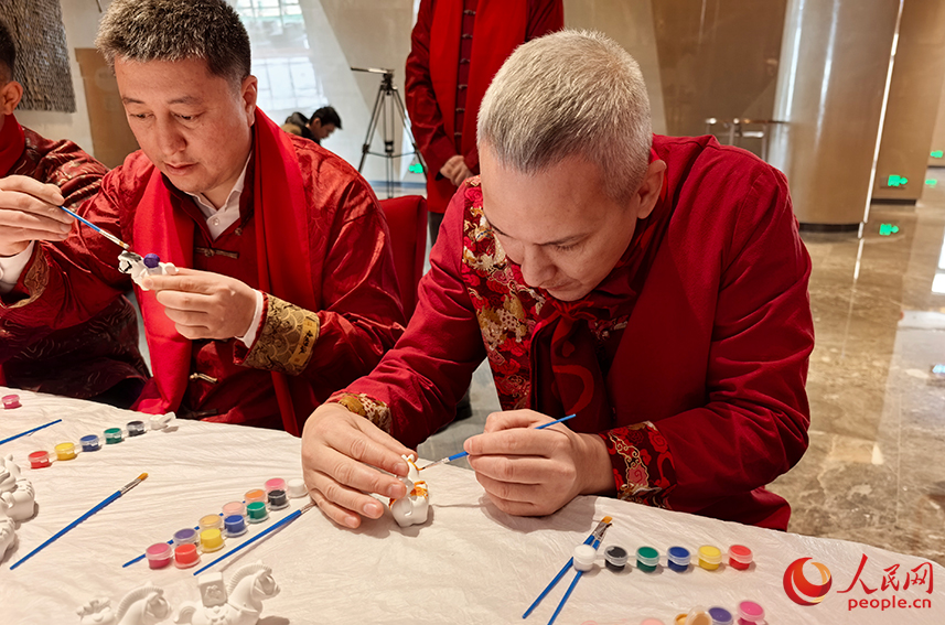 哈薩克斯坦阿斯塔納輕軌學員感受中國文化迎接馬年春節。人民網記者 陶建攝