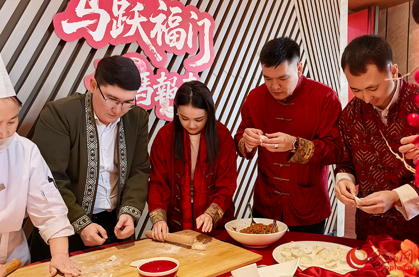 哈薩克斯坦阿斯塔納輕軌學員感受中國文化迎接馬年春節。人民網記者 陶建攝