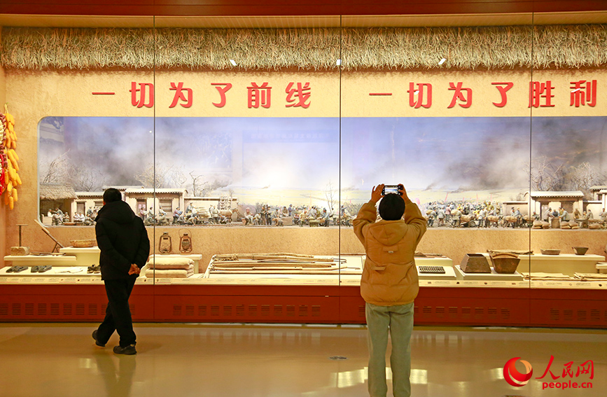 觀眾在平津戰役紀念館拍照留念。人民網記者 崔新耀攝