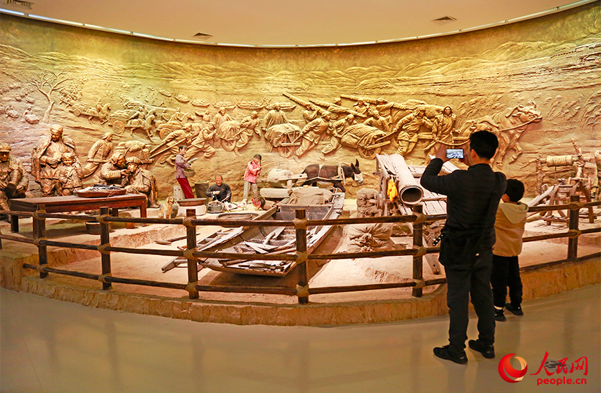 观众在平津战役纪念馆拍照留念。人民网记者 崔新耀摄