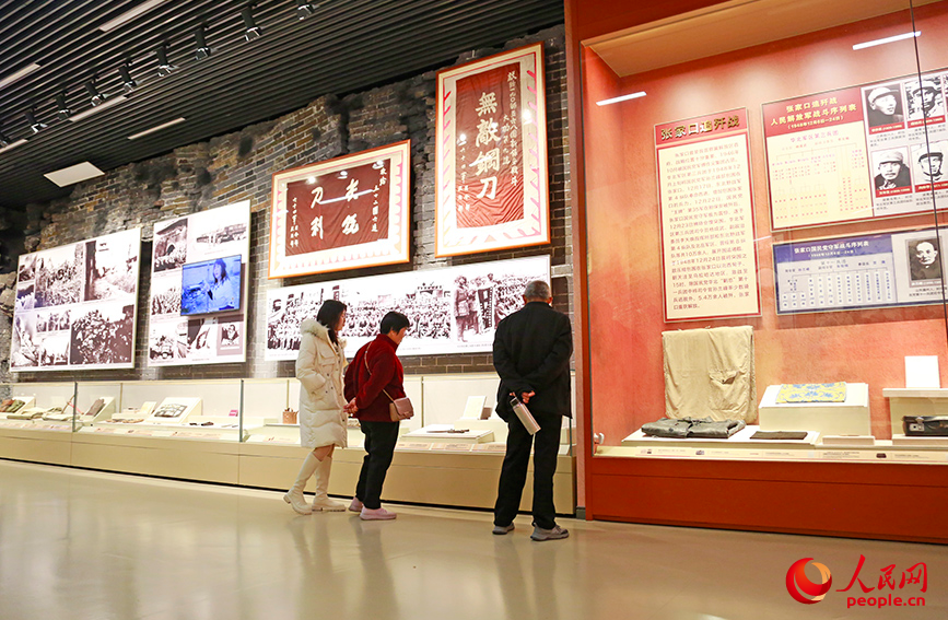 观众参观平津战役纪念馆，重温红色历史。人民网记者 崔新耀摄