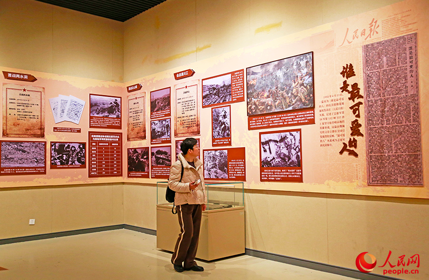 观众参观平津战役纪念馆，重温红色历史。人民网记者 崔新耀摄