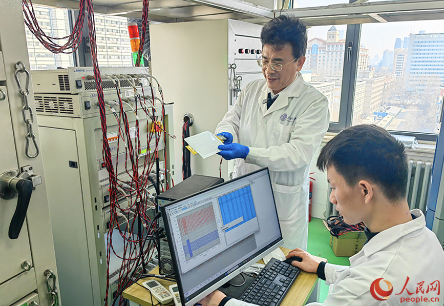 南開大學科研團隊測試新研發的鋰電池。人民網記者崔新耀攝