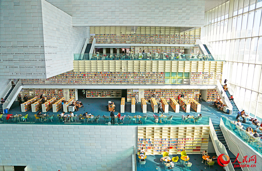 馬年春節期間，天津圖書館內書香盈門。人民網記者 崔新耀攝