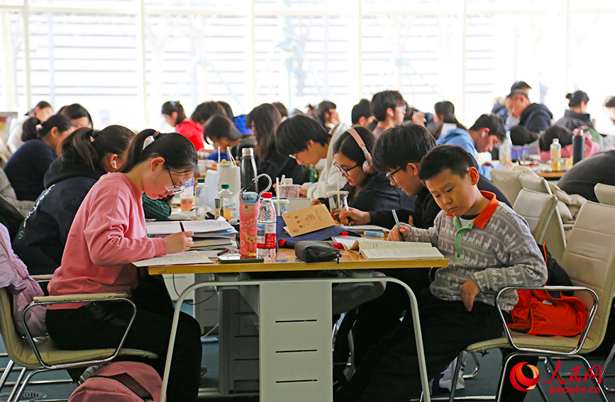 自习室内，众多学子专注学习，春节“充电”忙。人民网记者 崔新耀摄