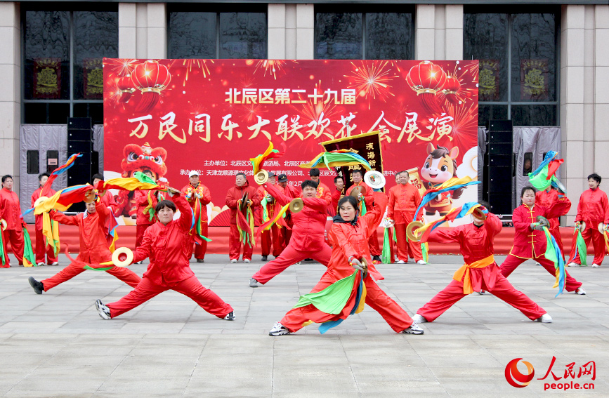 民間藝人精神抖擻、動作嫻熟。人民網記者 張靜淇攝