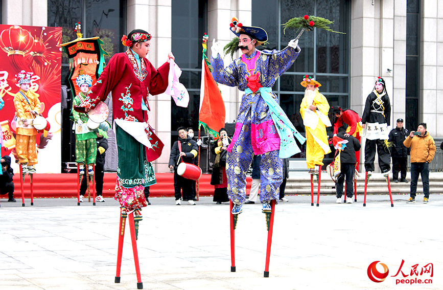 高跷表演轻盈俏皮。人民网记者 张静淇摄