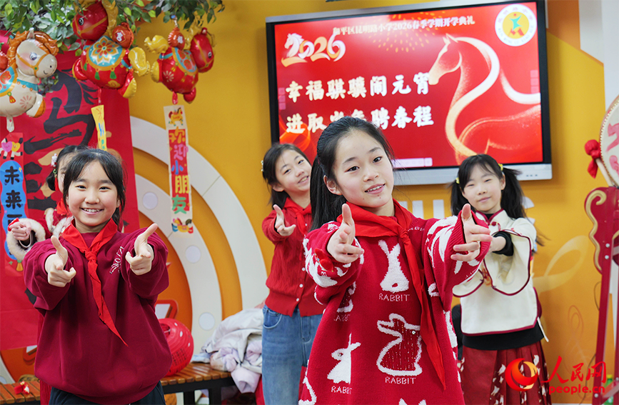 小舞台上，屬馬學生組成的“騏驥舞團”帶來快閃舞蹈《快樂小馬》。人民網記者 郭維瑾攝