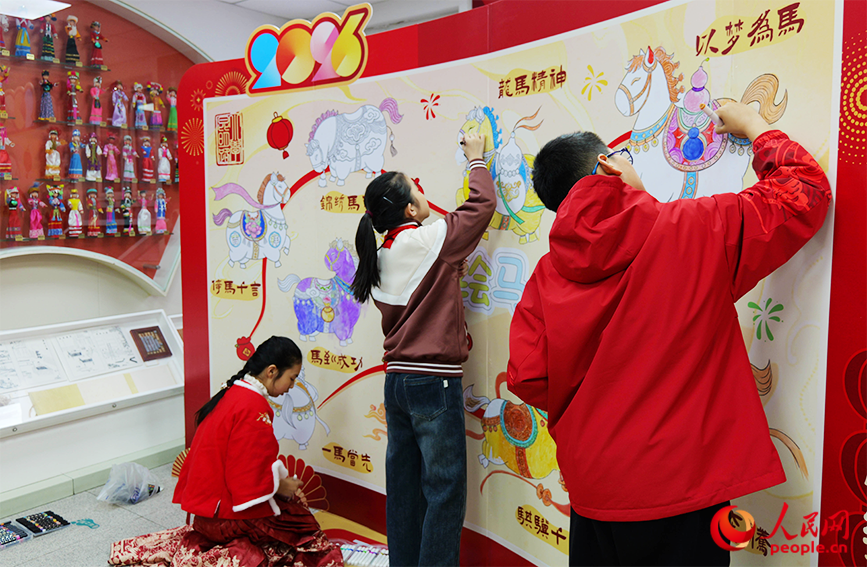 學生親手繪制姿態各異的駿馬，為新學期討得吉祥好彩頭。人民網記者 郭維瑾攝
