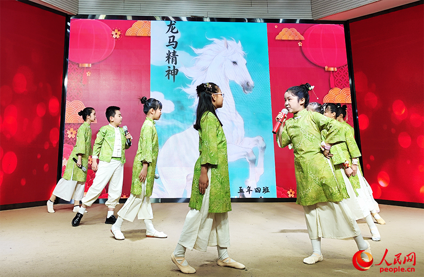 学生以“情景吟诵+飞花令”形式，带来《马跃风华》诗词展演。人民网记者 郭维瑾摄